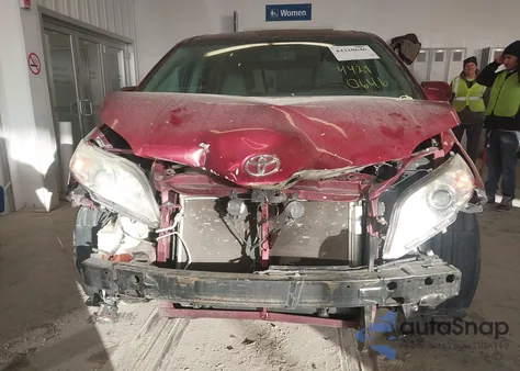 2015 Toyota Sienna Xle 8 Passenger z USA, uszkodzony, nr VIN 5TDYK3DCXFS686332